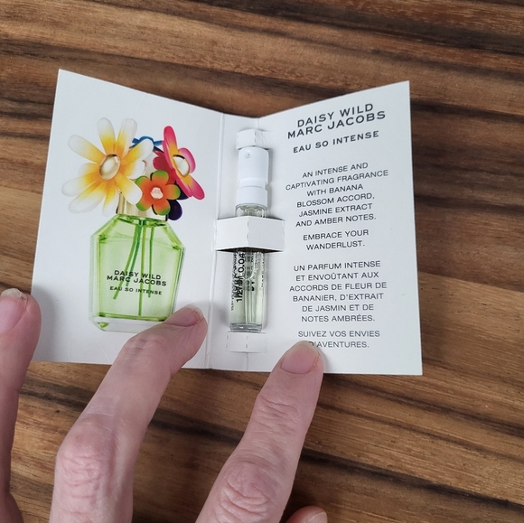 Perfume Sample Set with Marc Jacobs, Versace and Valentino - Picture 2 of 5